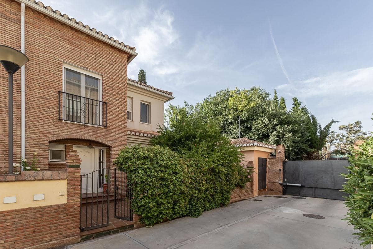 3 Zimmer Reihenhaus zu verkaufen in La Zubia mit Pool Garage - 320.000 € (Ref: 9990753)