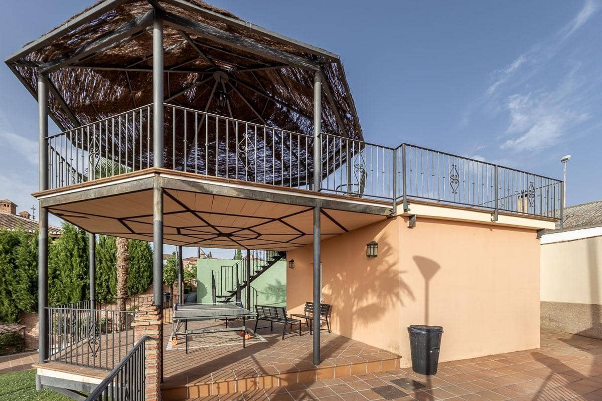 3 Zimmer Reihenhaus zu verkaufen in La Zubia mit Pool Garage - 320.000 € (Ref: 9990753)