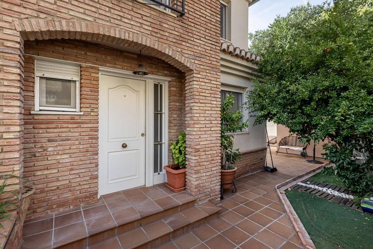 3 Zimmer Reihenhaus zu verkaufen in La Zubia mit Pool Garage - 320.000 € (Ref: 9990753)