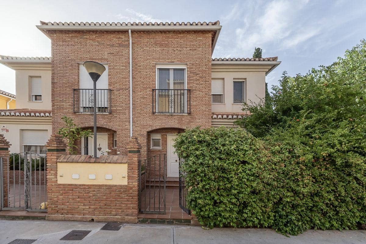 3 Zimmer Reihenhaus zu verkaufen in La Zubia mit Pool Garage - 320.000 € (Ref: 9990753)