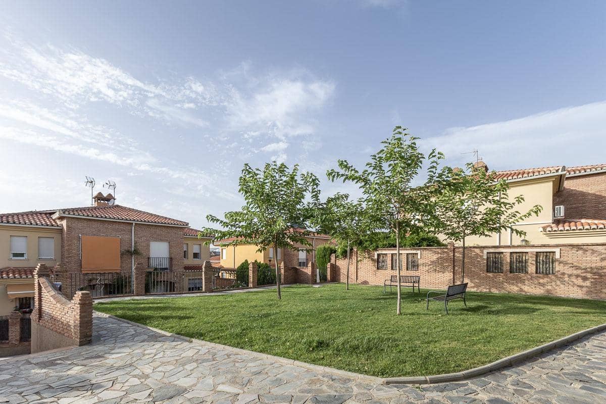 3 Zimmer Reihenhaus zu verkaufen in La Zubia mit Pool Garage - 320.000 € (Ref: 9990753)