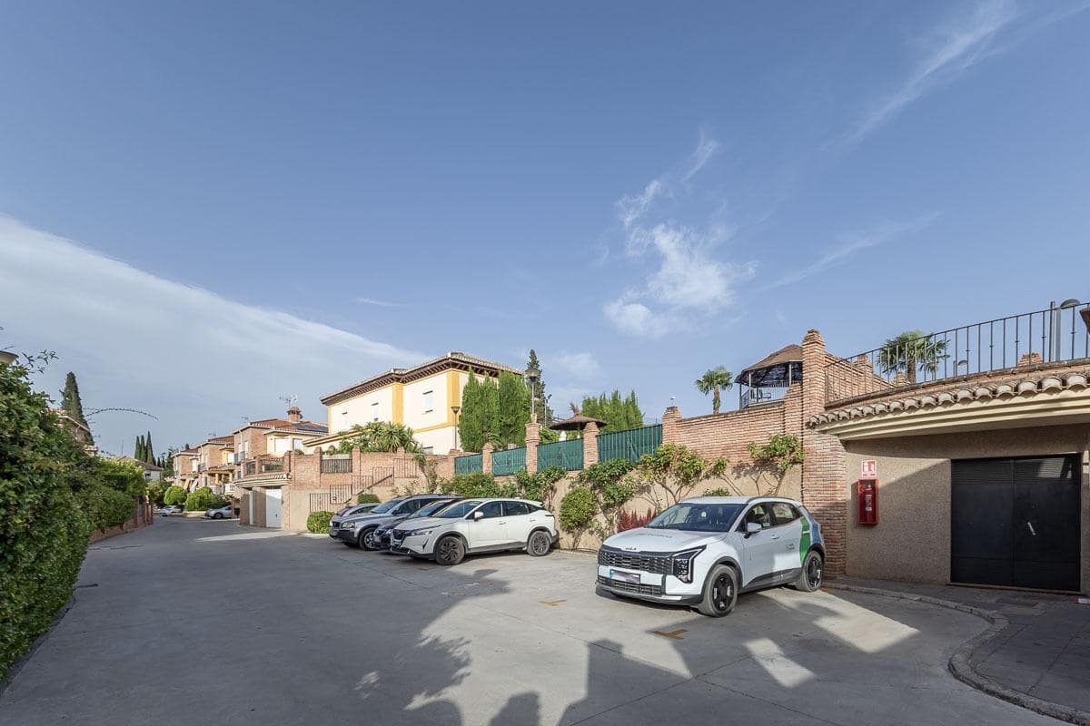 3 Zimmer Reihenhaus zu verkaufen in La Zubia mit Pool Garage - 320.000 € (Ref: 9990753)