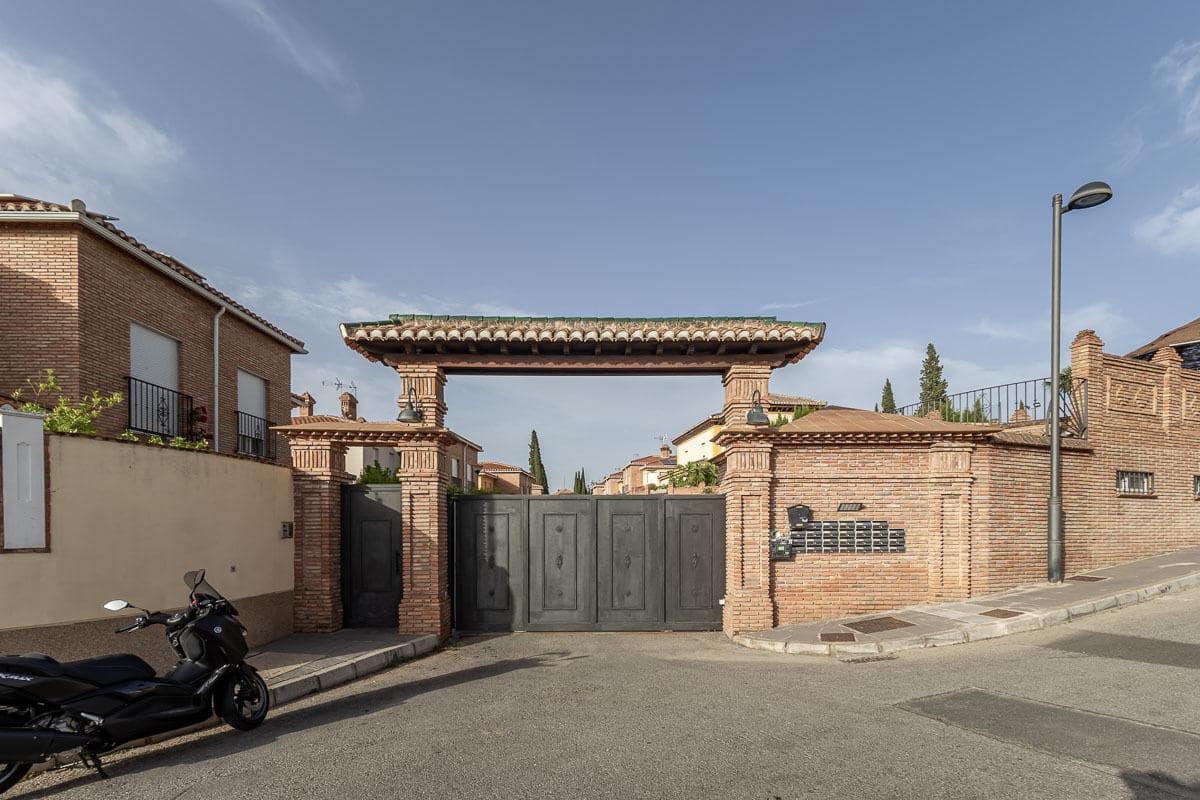 3 Zimmer Reihenhaus zu verkaufen in La Zubia mit Pool Garage - 320.000 € (Ref: 9990753)