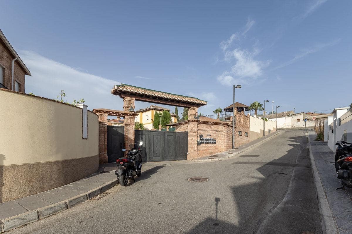 3 Zimmer Reihenhaus zu verkaufen in La Zubia mit Pool Garage - 320.000 € (Ref: 9990753)