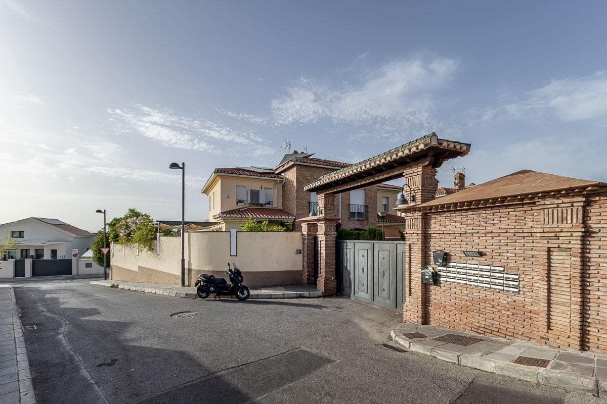 3 Zimmer Reihenhaus zu verkaufen in La Zubia mit Pool Garage - 320.000 € (Ref: 9990753)