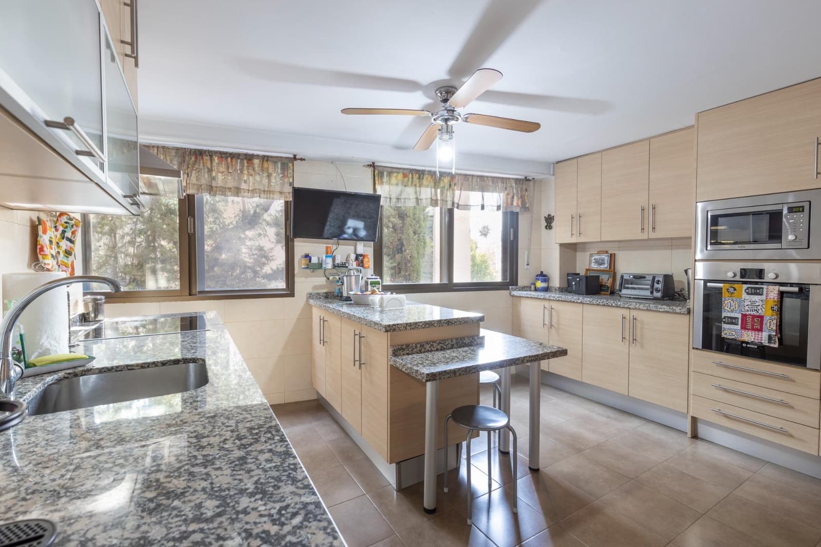 Piso de 4 habitaciones en Granada ciudad en venta con piscina garaje - 950.000 € (Ref: 9994283)