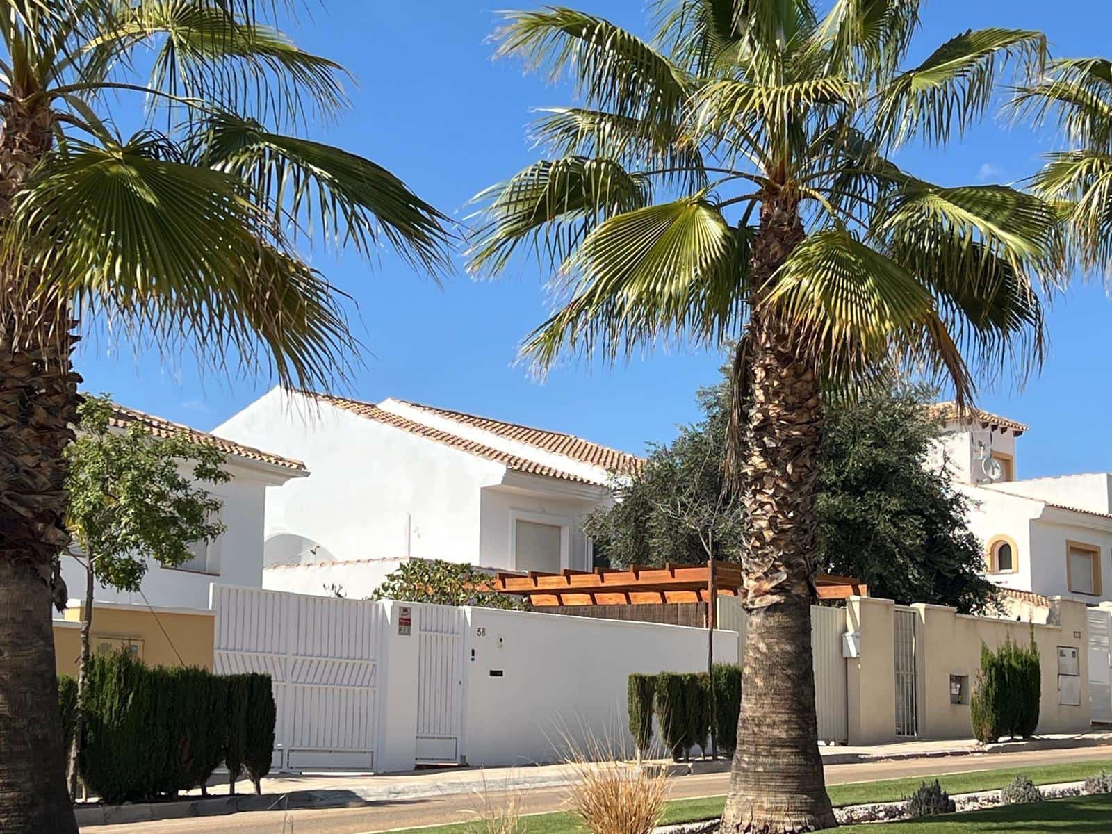 4 slaapkamer Halfvrijstaande villa te koop in Altorreal met zwembad garage - € 325.000 (Ref: 9174601)