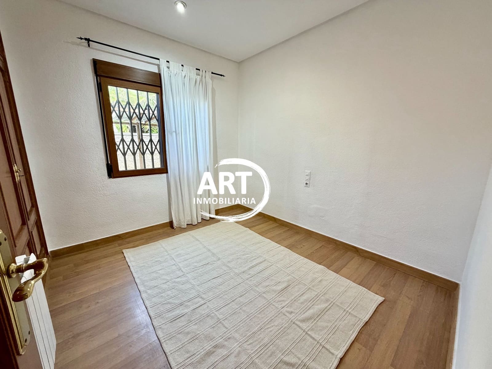 Chalet de 4 habitaciones en L'Eliana en alquiler con piscina garaje - 3.000 € (Ref: 10123388)