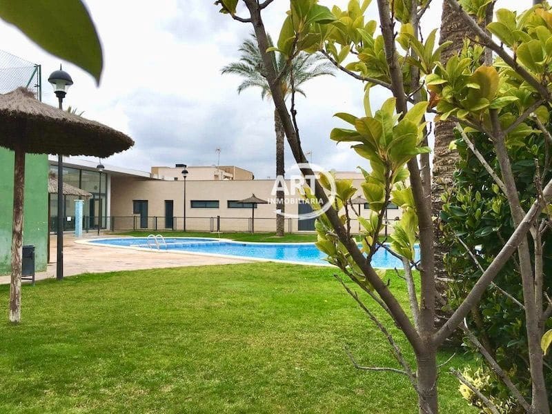3 soveværelse Semi-Rækkehus til leje i La Pobla de Vallbona med swimmingpool garage - € 2.500 (Ref: 10123391)