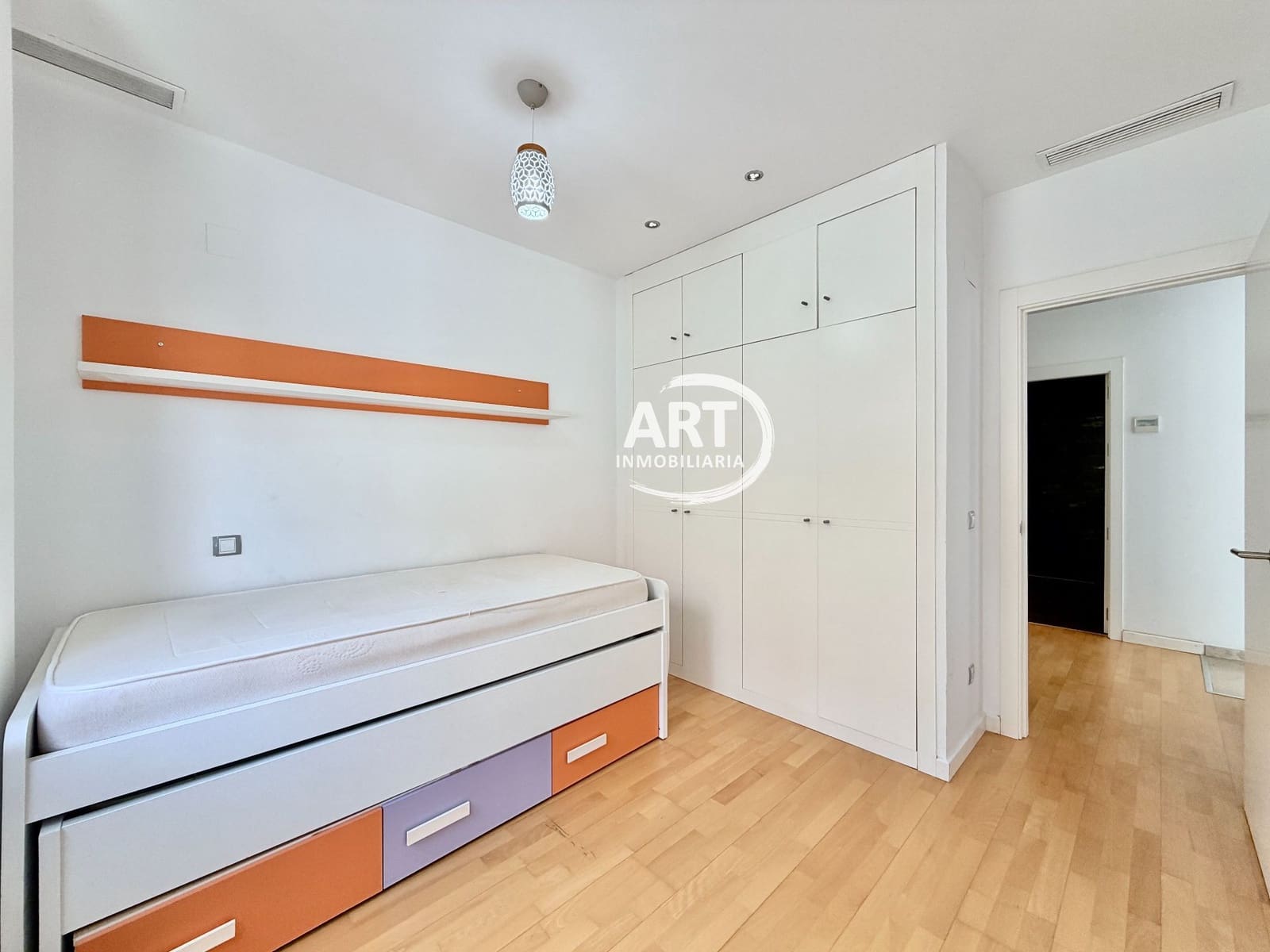3 soveværelse Semi-Rækkehus til leje i La Pobla de Vallbona med swimmingpool garage - € 2.500 (Ref: 10123391)