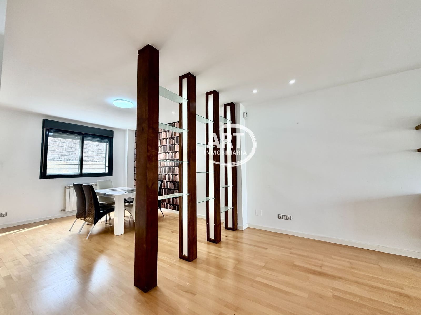 3 soveværelse Semi-Rækkehus til leje i La Pobla de Vallbona med swimmingpool garage - € 2.500 (Ref: 10123391)