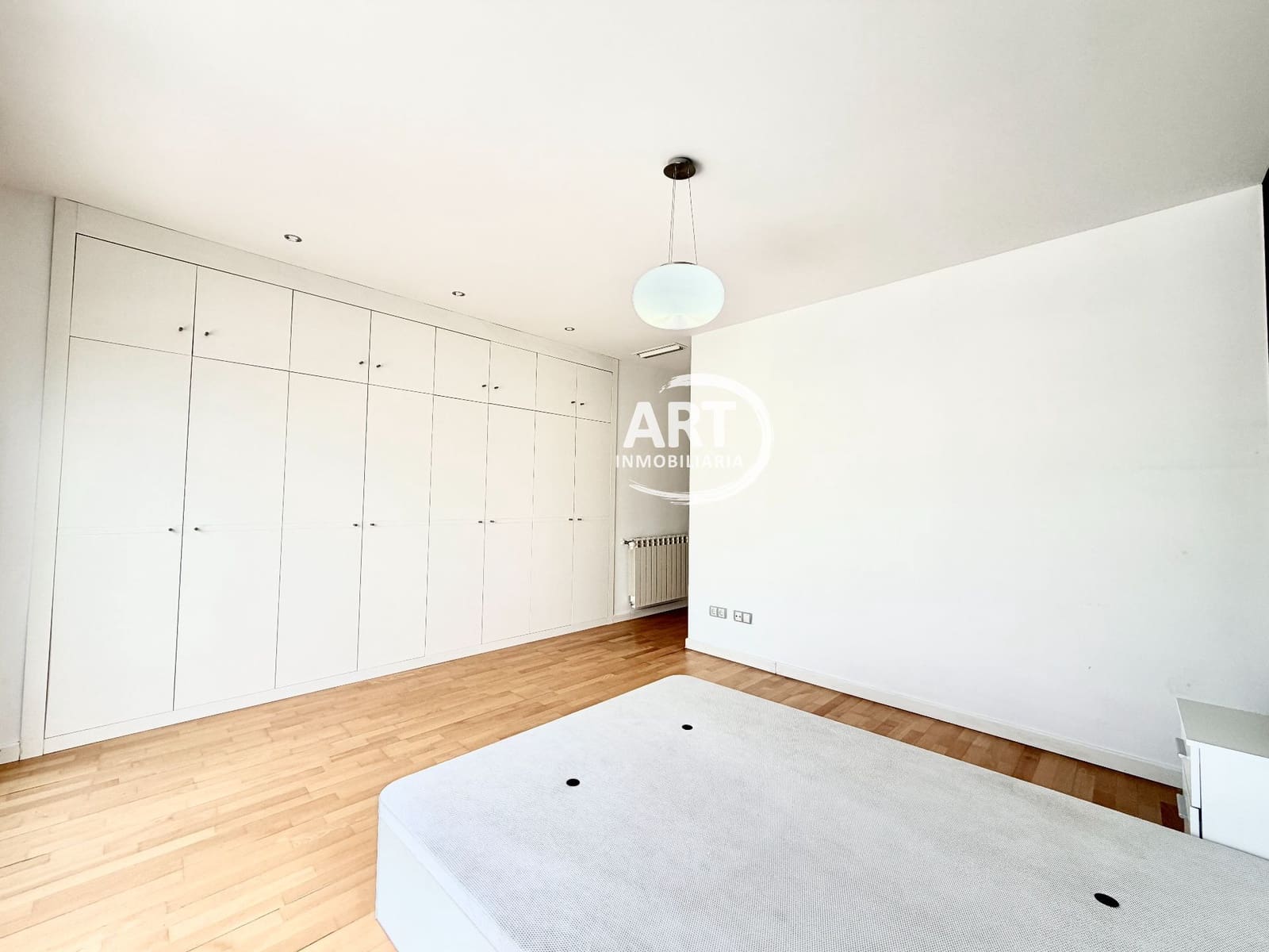 3 soveværelse Semi-Rækkehus til leje i La Pobla de Vallbona med swimmingpool garage - € 2.500 (Ref: 10123391)