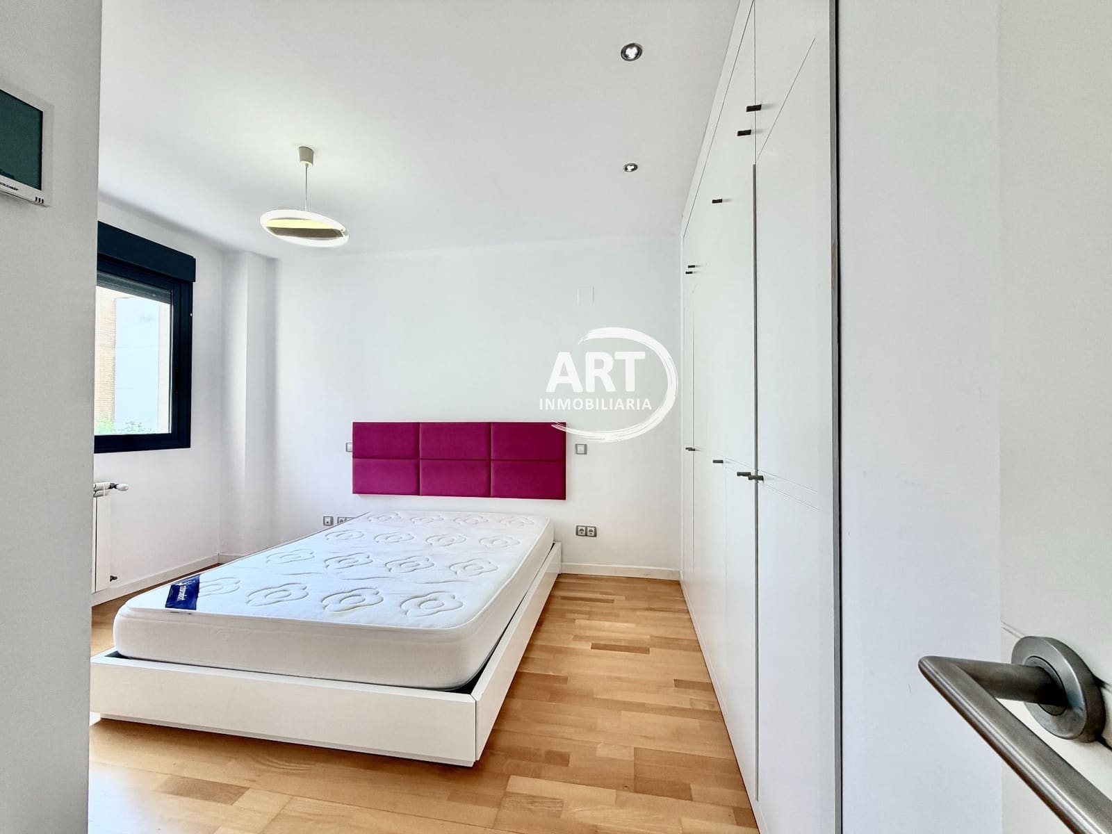 3 soveværelse Semi-Rækkehus til leje i La Pobla de Vallbona med swimmingpool garage - € 2.500 (Ref: 10123391)
