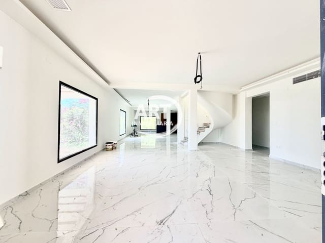 Chalet de 4 habitaciones en Náquera en venta con piscina - 650.000 € (Ref: 10174344)
