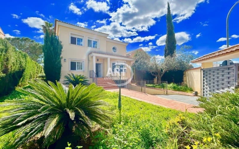 4 soveværelse Villa til salg i L'Eliana med garage - € 625.000 (Ref: 8910017)