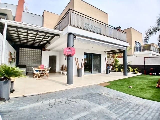 3 soveværelse Semi-Rækkehus til salg i La Pobla de Vallbona med swimmingpool garage - € 461.000 (Ref: 8998422)