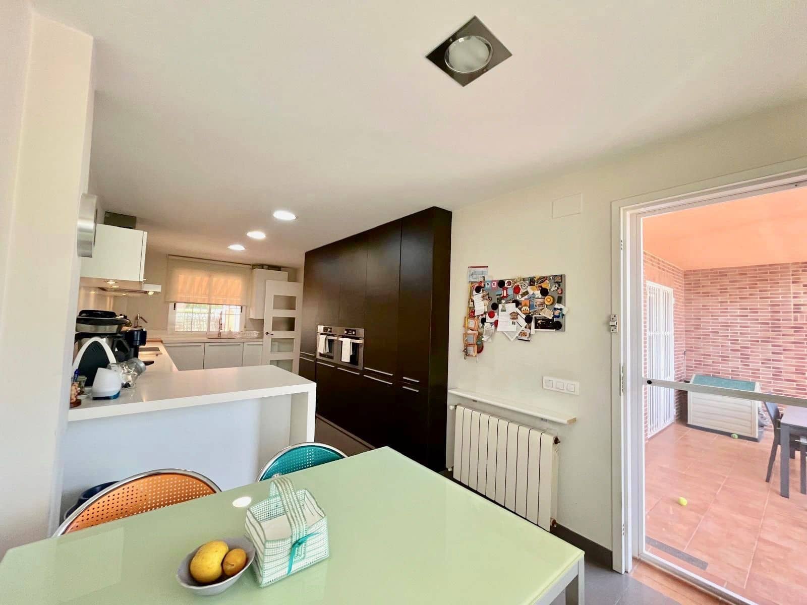 5 soveværelse Semi-Rækkehus til salg i Riba-roja de Turia - € 420.000 (Ref: 9124341)