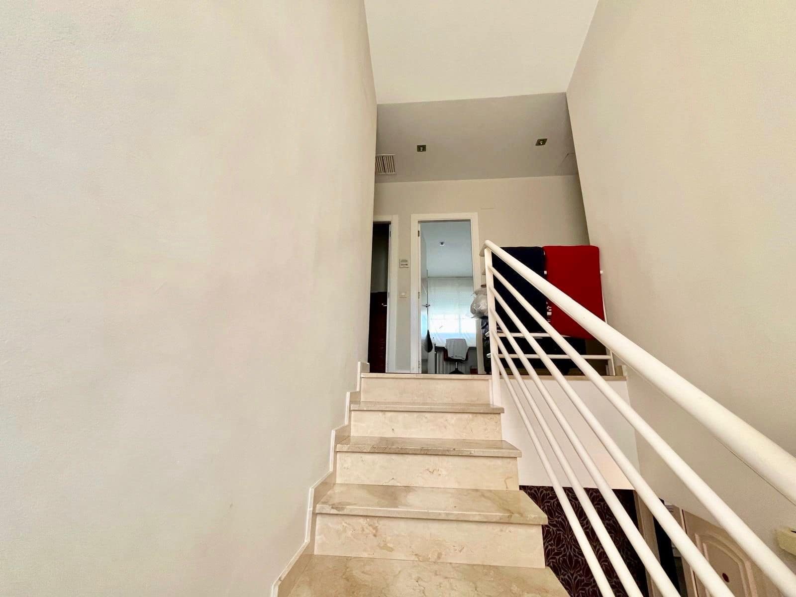 5 soveværelse Semi-Rækkehus til salg i Riba-roja de Turia - € 420.000 (Ref: 9124341)