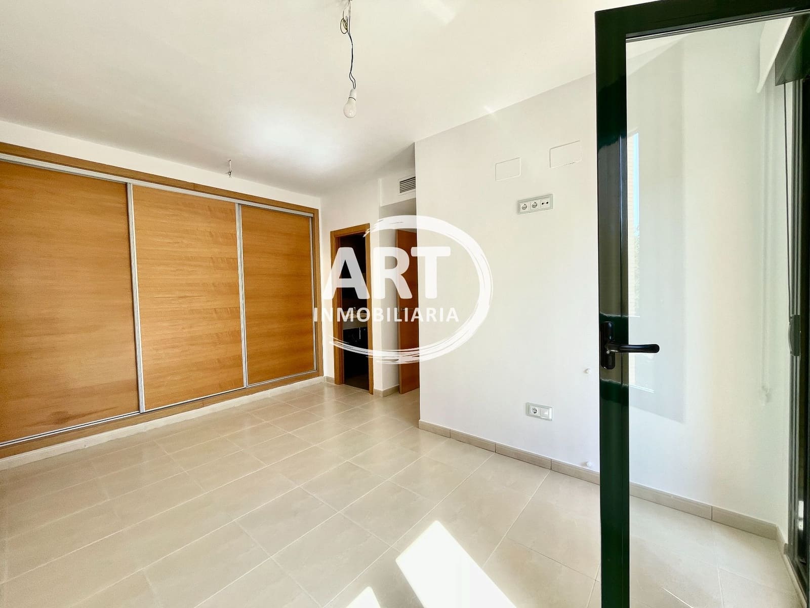 2 slaapkamer Flat te koop in La Pobla de Vallbona met zwembad garage - € 280.000 (Ref: 9232272)