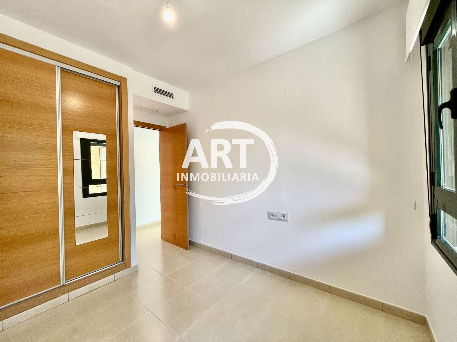 2 slaapkamer Flat te koop in La Pobla de Vallbona met zwembad garage - € 280.000 (Ref: 9232272)