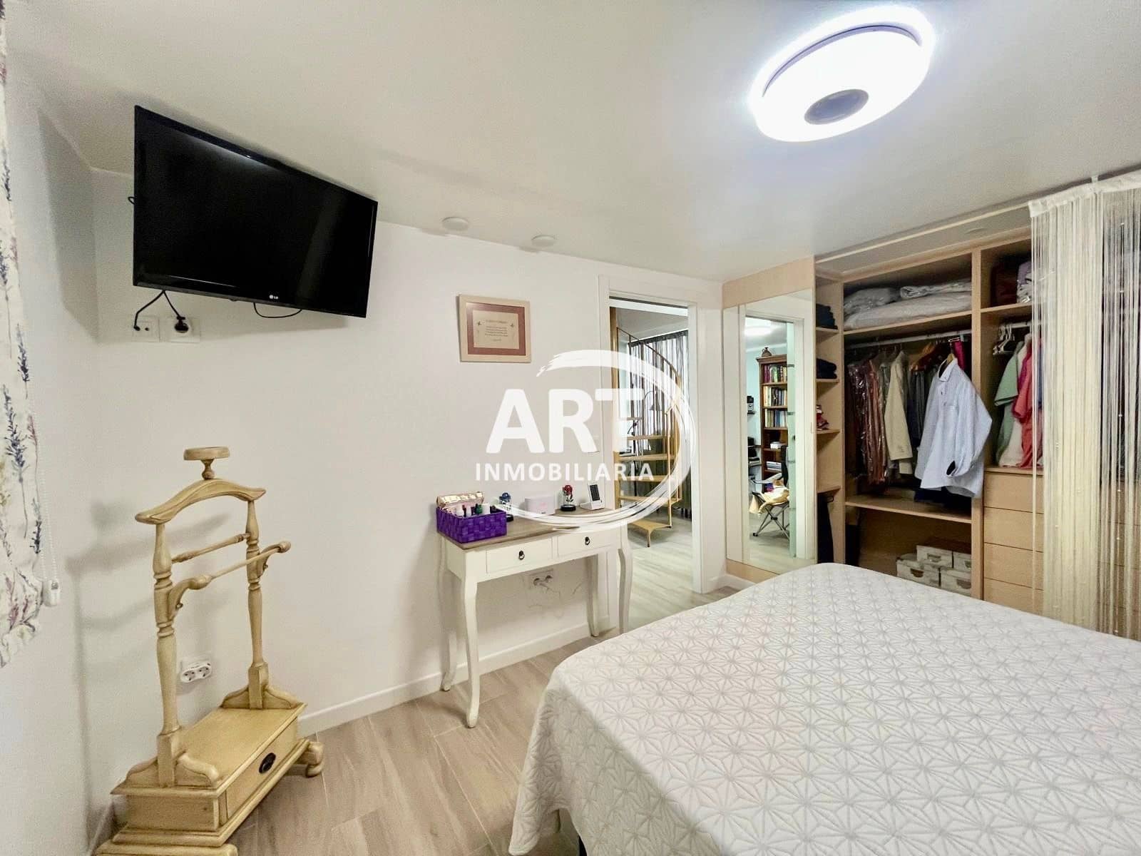 3 sypialnia Dom blizniak na sprzedaż w La Pobla de Vallbona z basenem garażem - 385 000 € (Ref: 9294169)