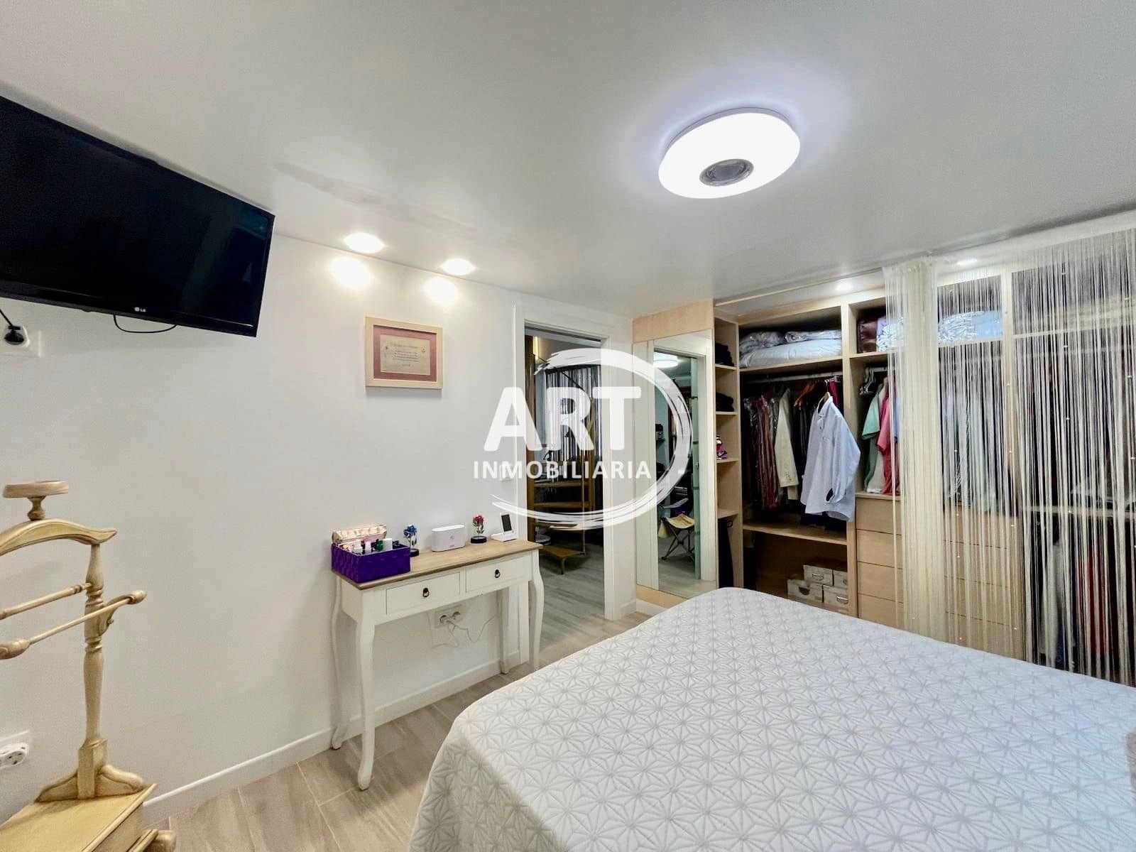 3 sypialnia Dom blizniak na sprzedaż w La Pobla de Vallbona z basenem garażem - 385 000 € (Ref: 9294169)