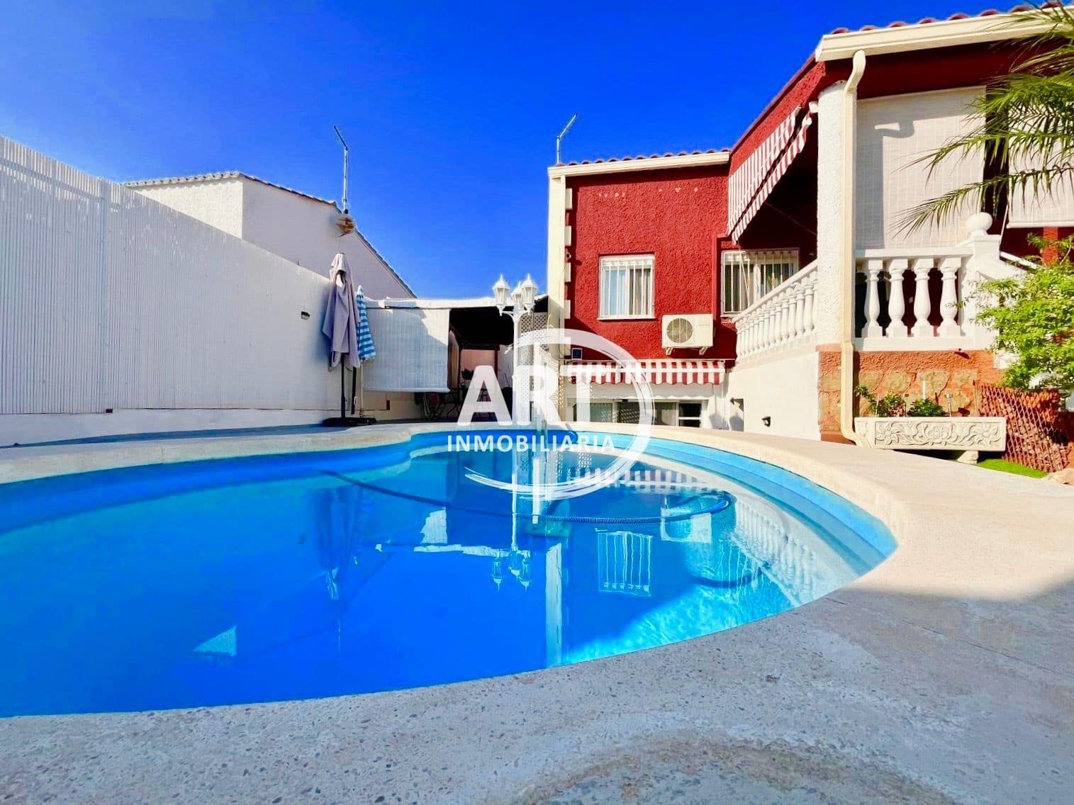 3 sypialnia Dom blizniak na sprzedaż w La Pobla de Vallbona z basenem garażem - 385 000 € (Ref: 9294169)