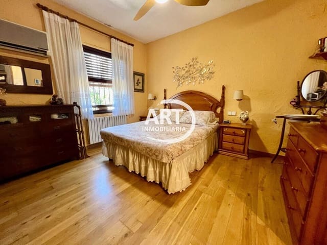 4 Zimmer Villa zu verkaufen in L'Eliana mit Pool Garage - 1.260.000 € (Ref: 9310475)