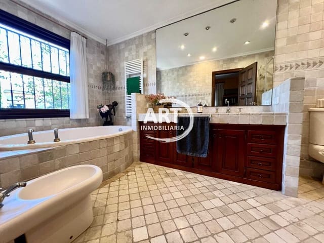 4 Zimmer Villa zu verkaufen in L'Eliana mit Pool Garage - 1.260.000 € (Ref: 9310475)