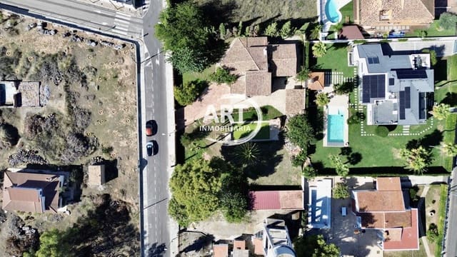 4 Zimmer Villa zu verkaufen in L'Eliana mit Pool Garage - 1.260.000 € (Ref: 9310475)