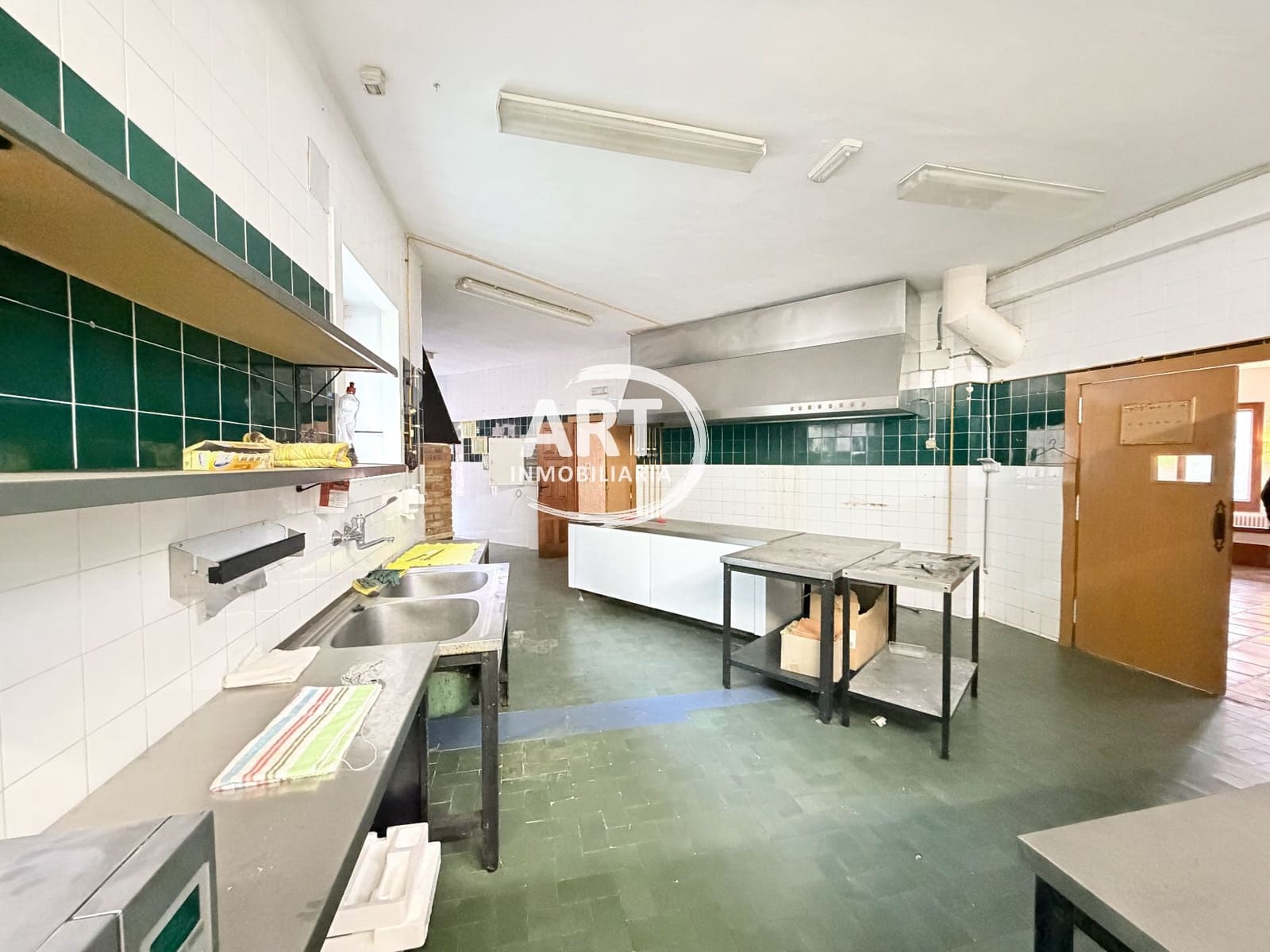 9 bedroom Hotel for sale in Alcala de la Selva with garage - € 650,000 (Ref: 9418979)