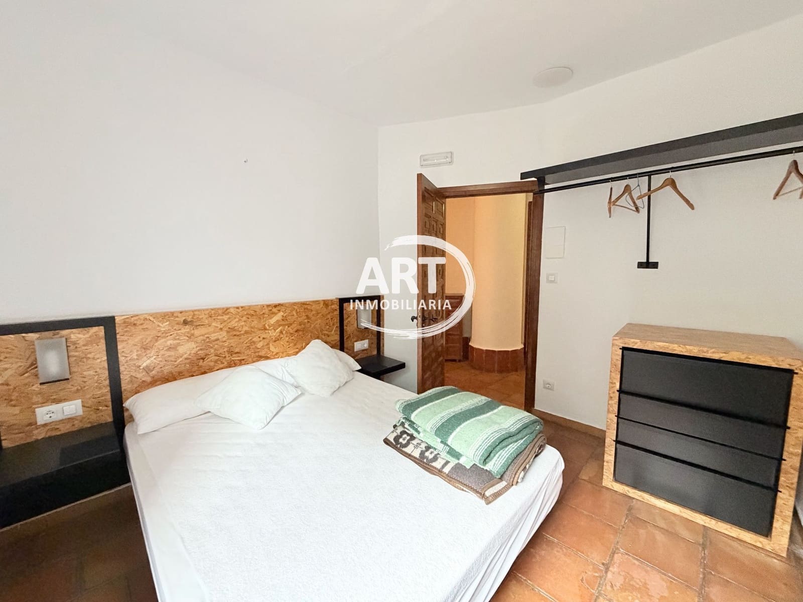 9 bedroom Hotel for sale in Alcala de la Selva with garage - € 650,000 (Ref: 9418979)