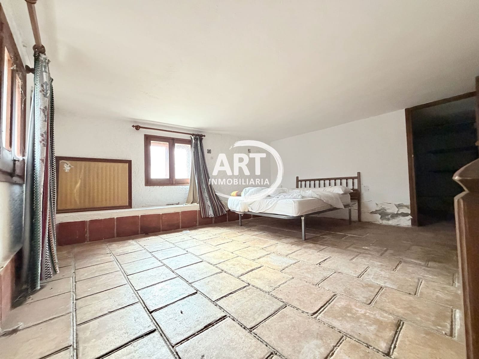 9 bedroom Hotel for sale in Alcala de la Selva with garage - € 650,000 (Ref: 9418979)