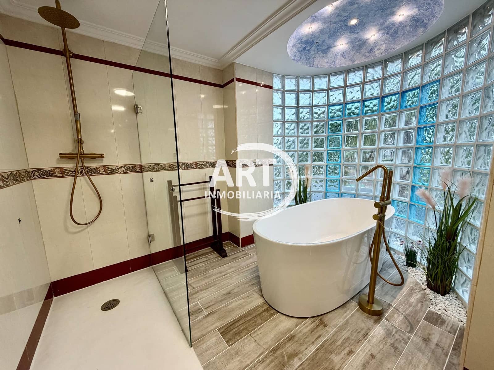 Chalet de 5 habitaciones en Bétera en alquiler con piscina garaje - 3.000 € (Ref: 9461114)