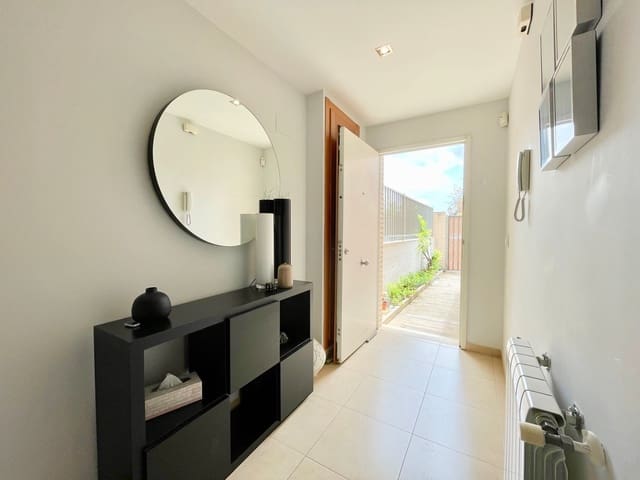 Villa/Maison Semi-Mitoyenne de 4 chambres à louer à San Antonio de Benagéber - 2 200 € (Ref: 9473823)