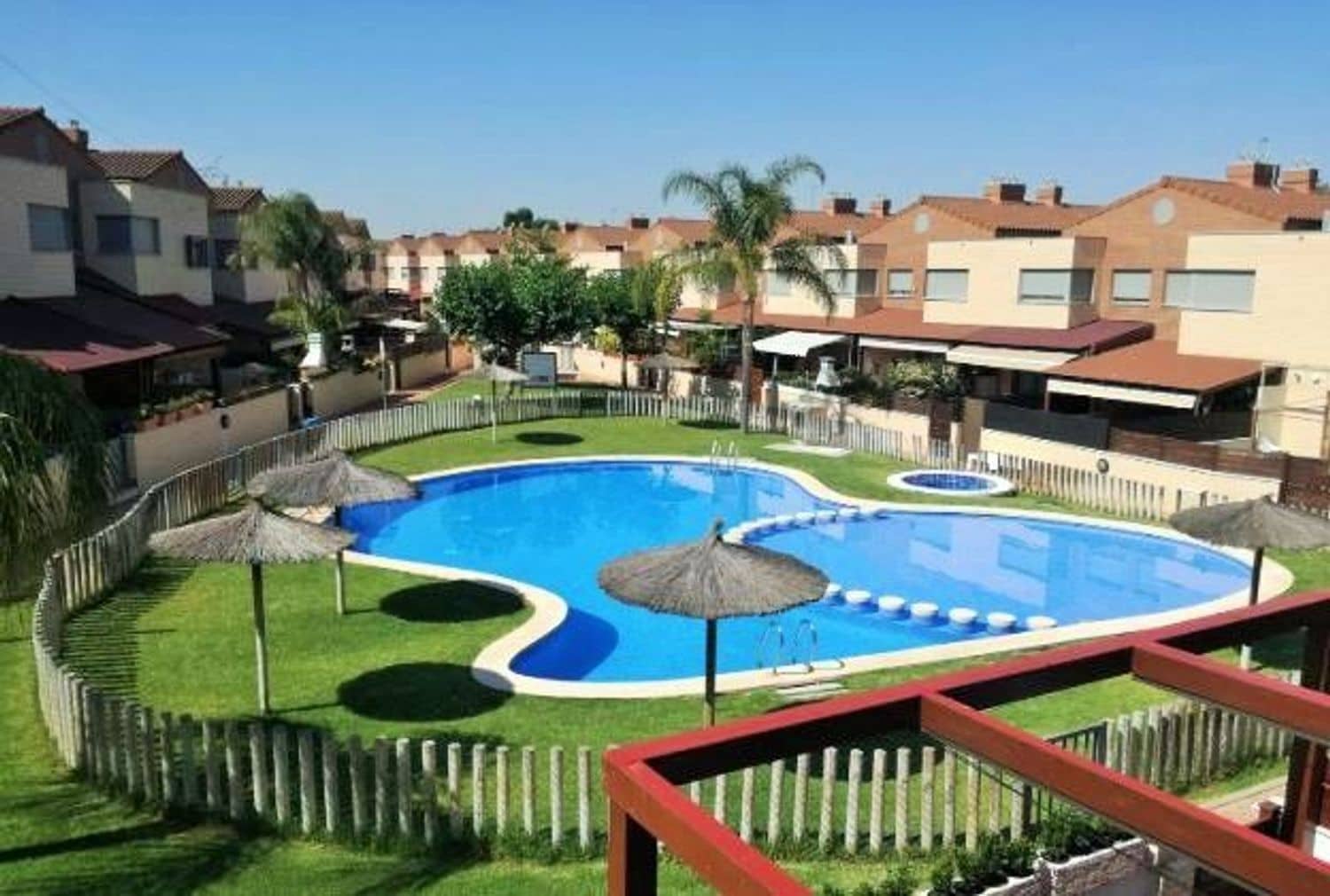 4 soverom Kjedet enebolig til leie i San Antonio de Benageber med svømmebasseng garasje - € 2 200 (Ref: 9473823)