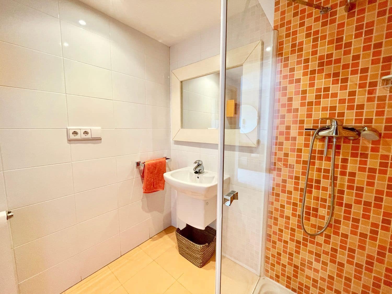 4 soverom Kjedet enebolig til leie i San Antonio de Benageber med svømmebasseng garasje - € 2 200 (Ref: 9473823)