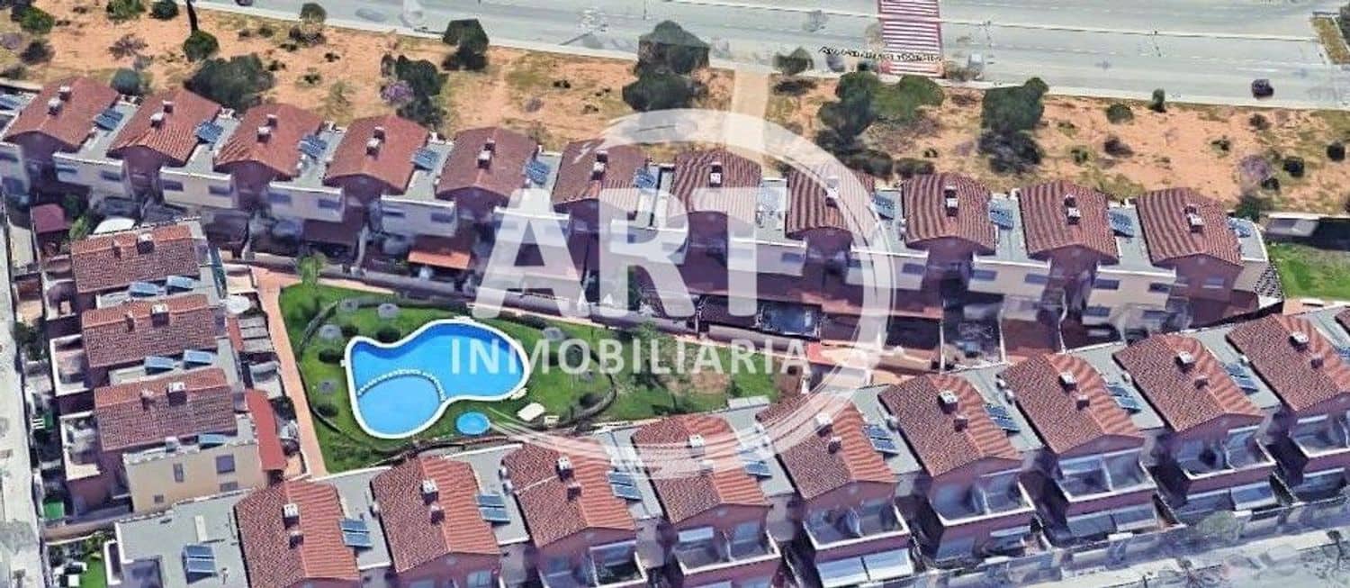 4 soverom Kjedet enebolig til leie i San Antonio de Benageber med svømmebasseng garasje - € 2 200 (Ref: 9473823)