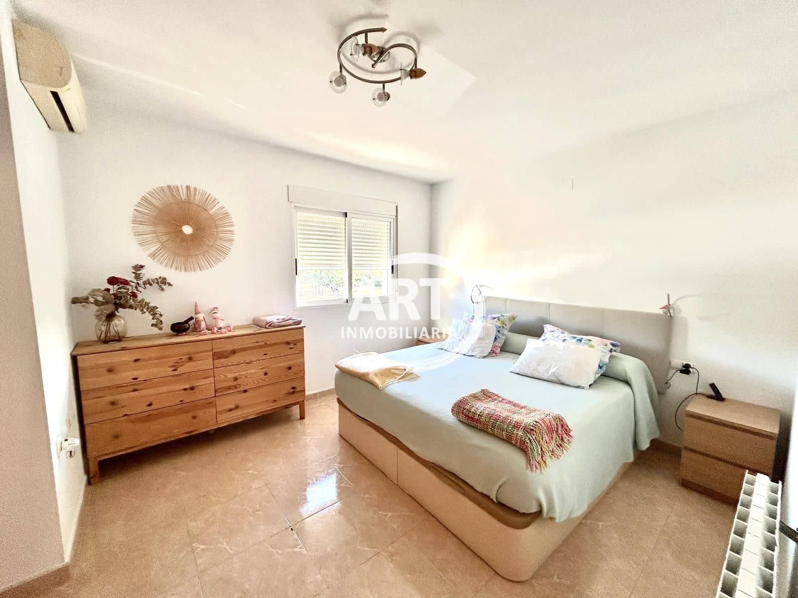 3 soverom Kjedet enebolig til leie i La Pobla de Vallbona med garasje - € 2 000 (Ref: 9473824)