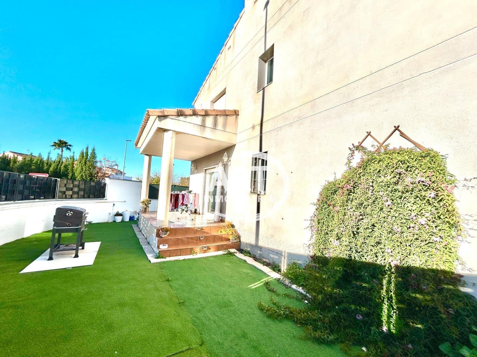 3 soverom Kjedet enebolig til leie i La Pobla de Vallbona med garasje - € 2 000 (Ref: 9473824)