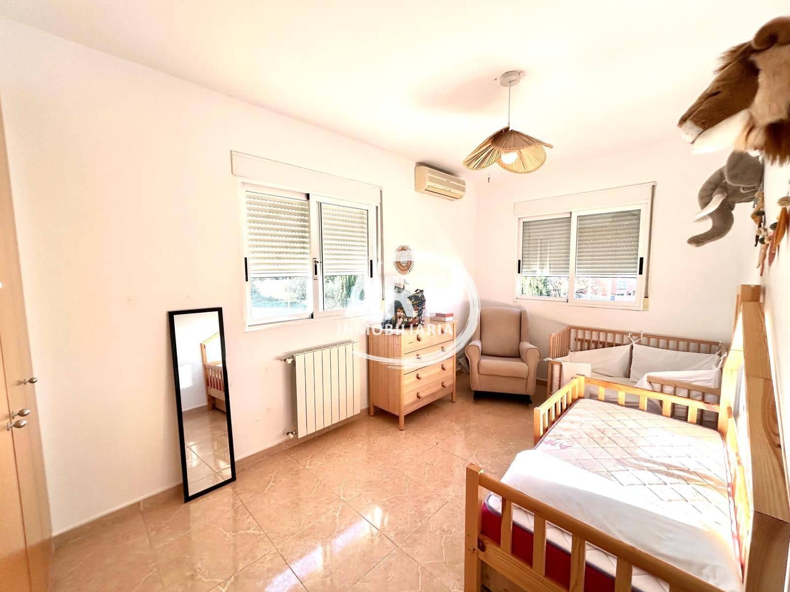 3 soverom Kjedet enebolig til leie i La Pobla de Vallbona med garasje - € 2 000 (Ref: 9473824)