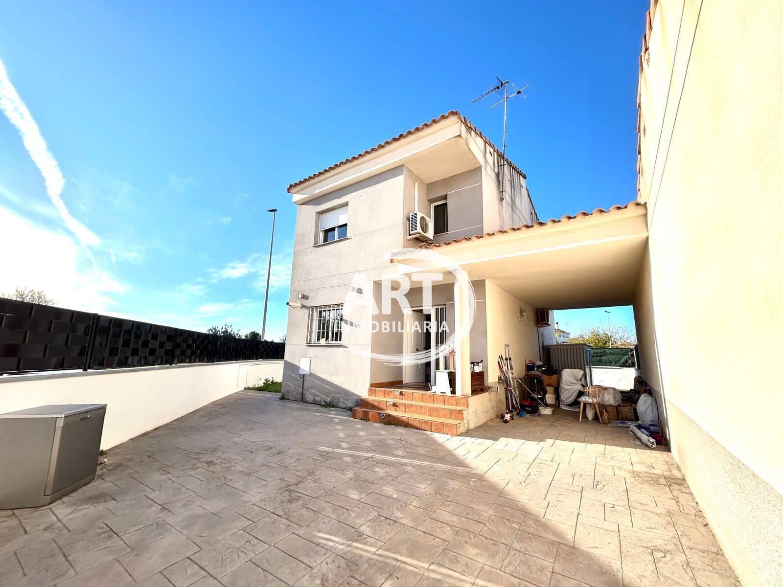 3 soverom Kjedet enebolig til leie i La Pobla de Vallbona med garasje - € 2 000 (Ref: 9473824)