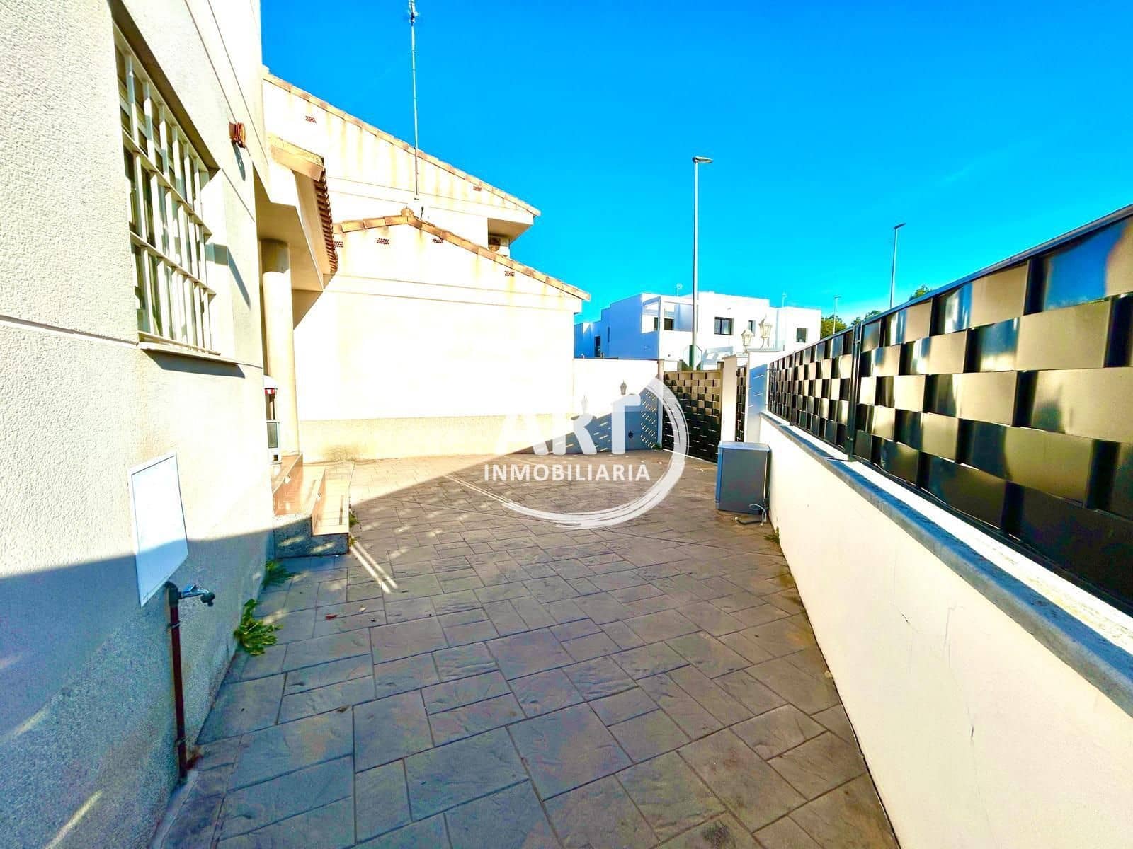 3 soverom Kjedet enebolig til leie i La Pobla de Vallbona med garasje - € 2 000 (Ref: 9473824)