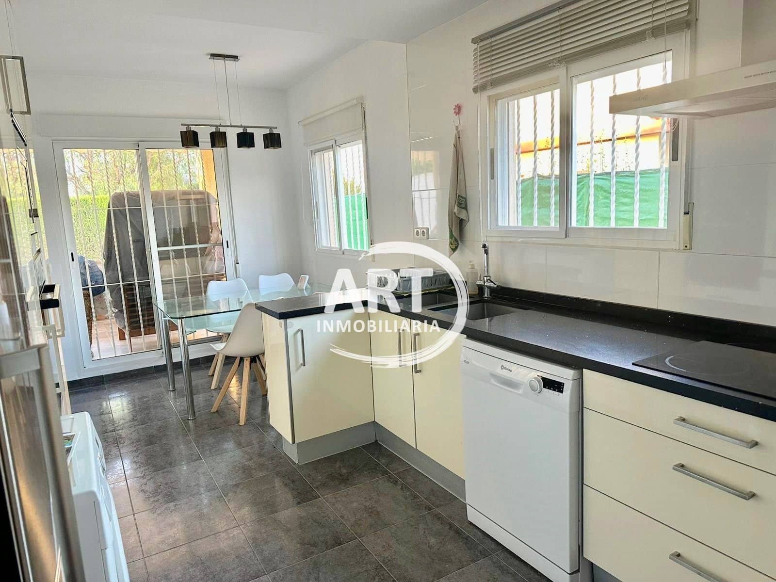 4 soveværelse Villa til leje i La Pobla de Vallbona med swimmingpool - € 2.000 (Ref: 9523930)