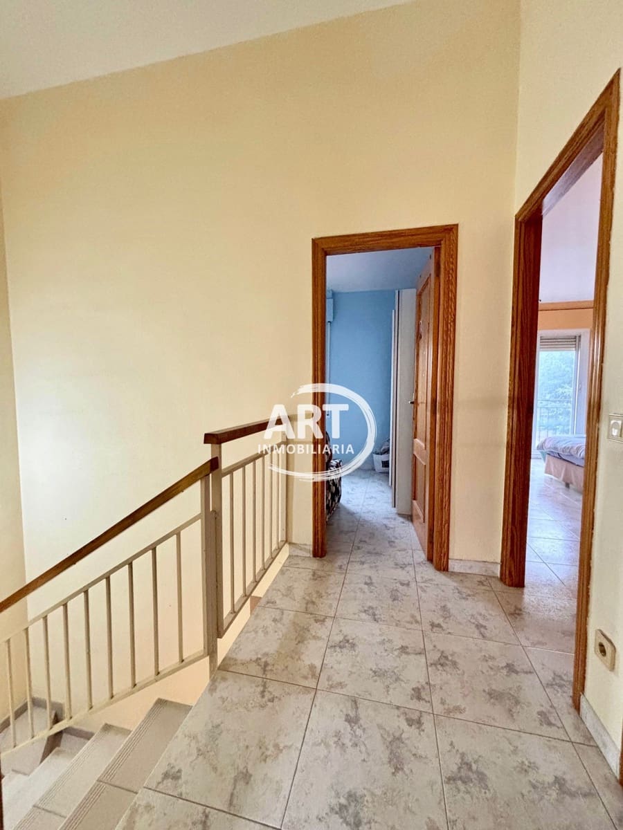 3 soveværelse Villa til salg i La Pobla de Vallbona med swimmingpool garage - € 380.000 (Ref: 9547542)