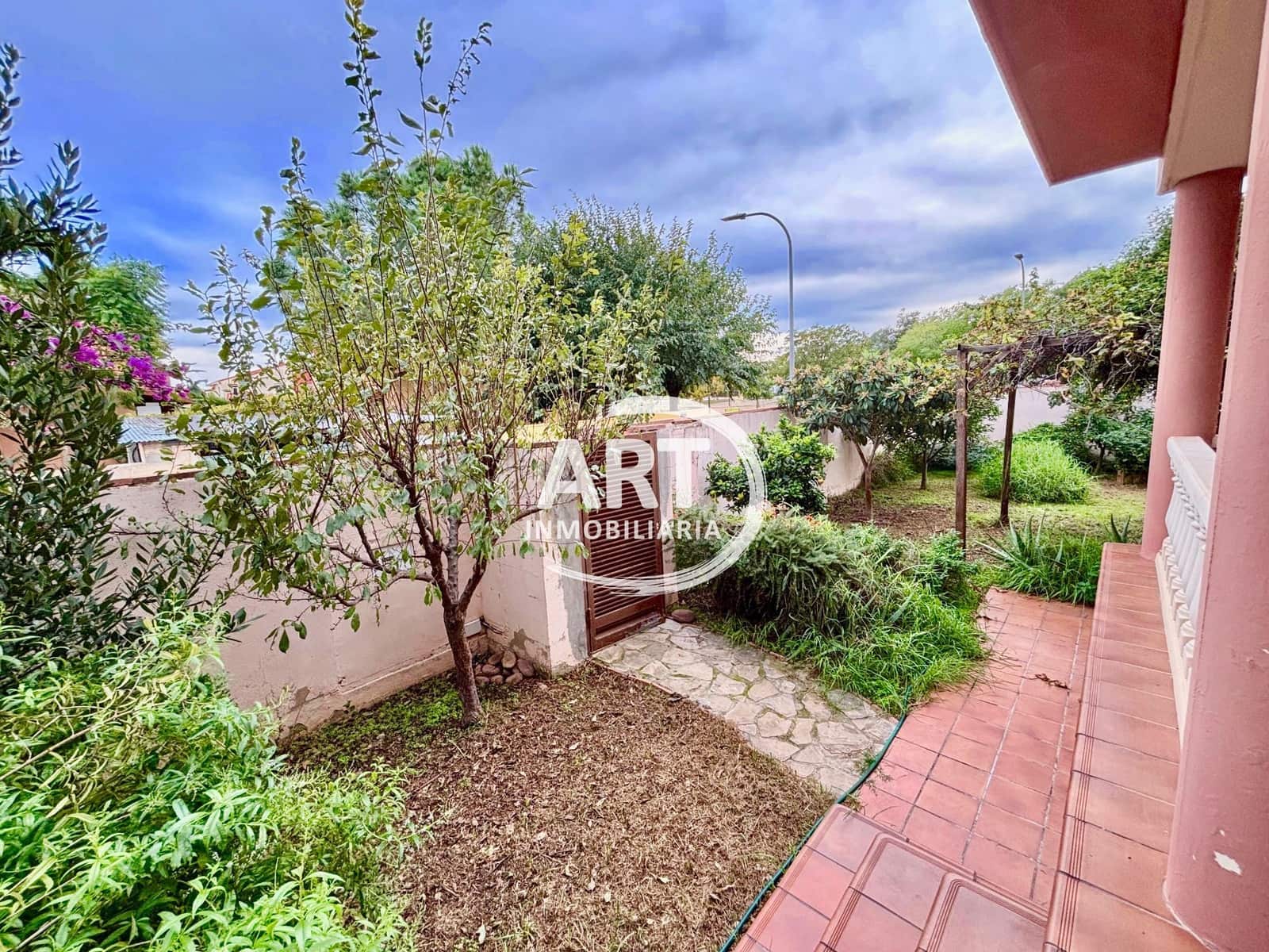 3 soveværelse Villa til salg i La Pobla de Vallbona med swimmingpool garage - € 380.000 (Ref: 9547542)