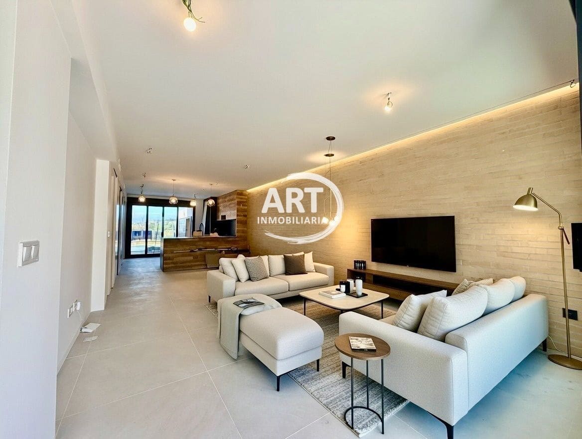 4 soverom Kjedet enebolig til salgs i Benisano med svømmebasseng garasje - € 412 154 (Ref: 9558451)