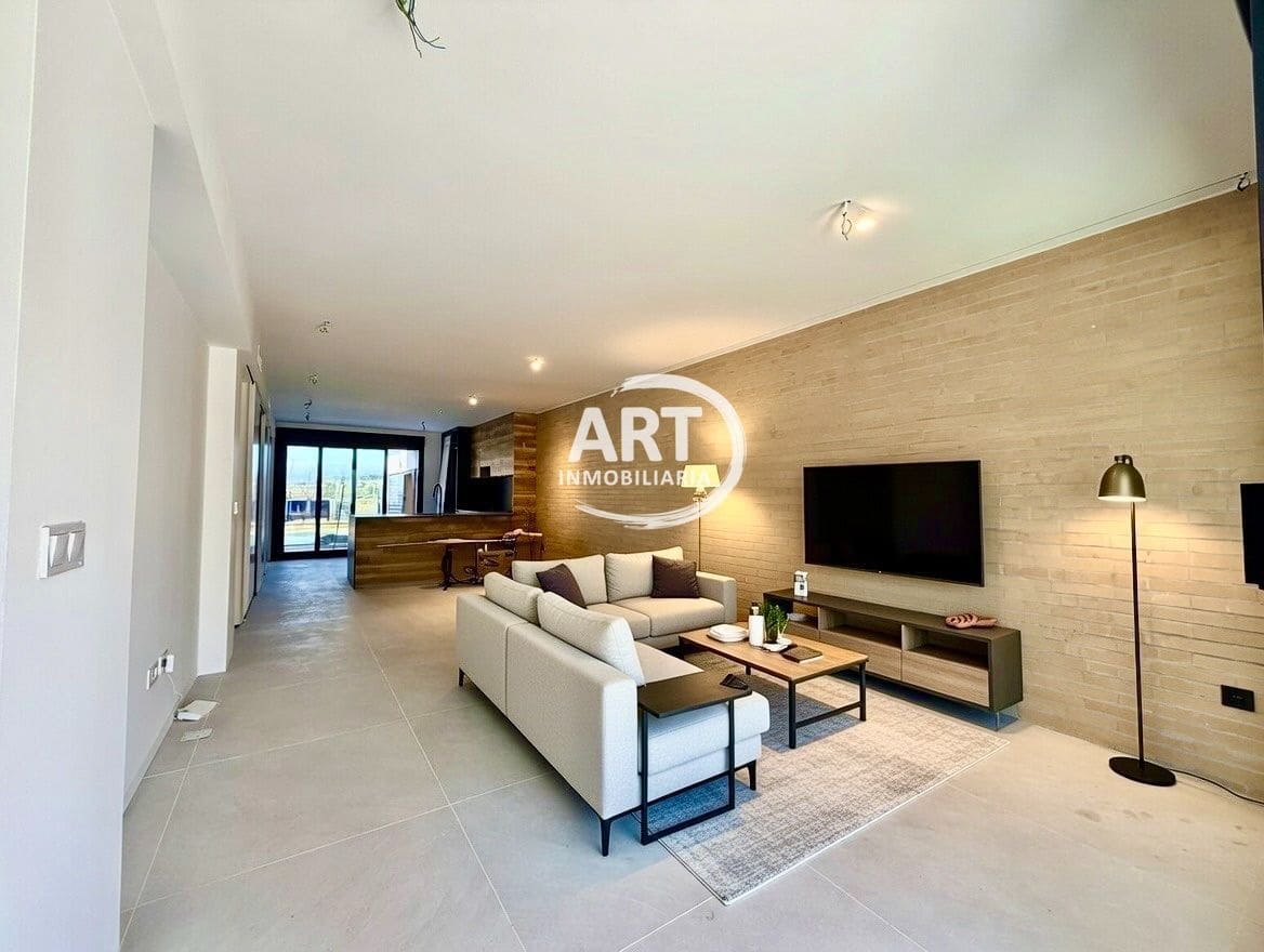 4 soverom Kjedet enebolig til salgs i Benisano med svømmebasseng garasje - € 412 154 (Ref: 9558451)