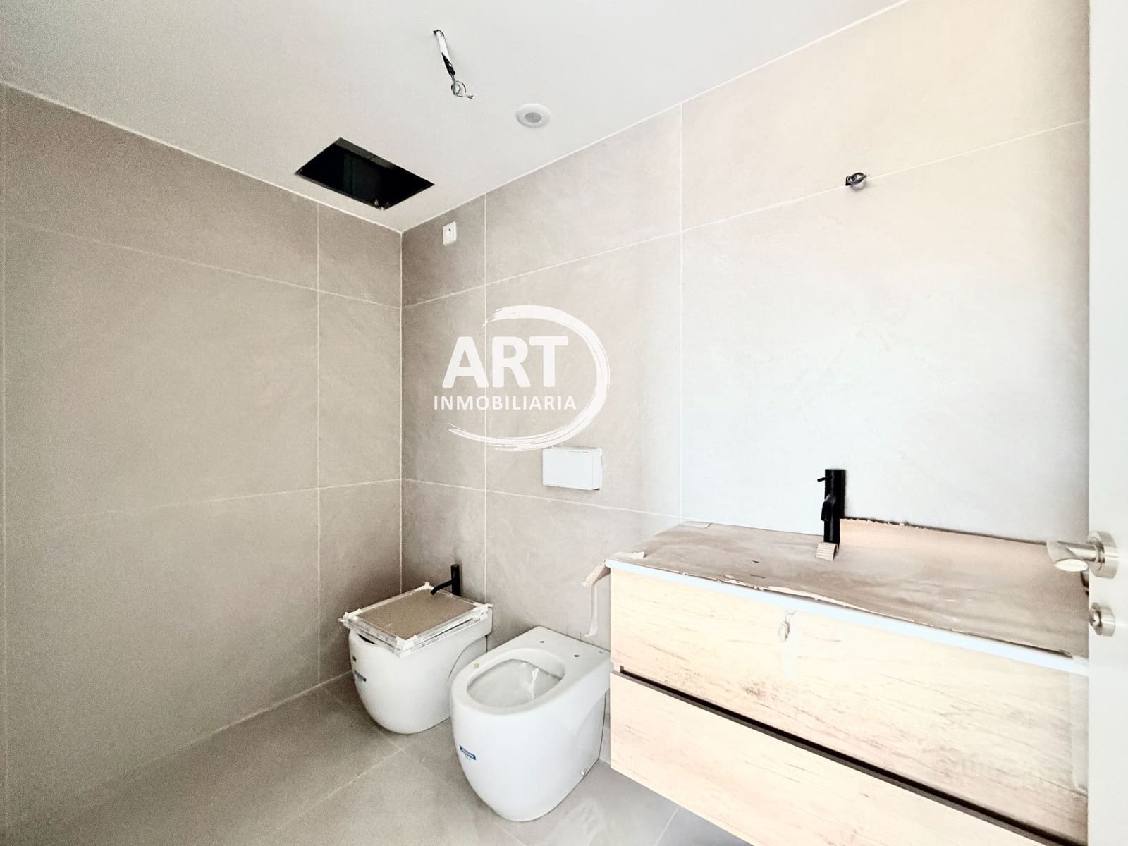 4 soverom Kjedet enebolig til salgs i Benisano med svømmebasseng garasje - € 412 154 (Ref: 9558451)