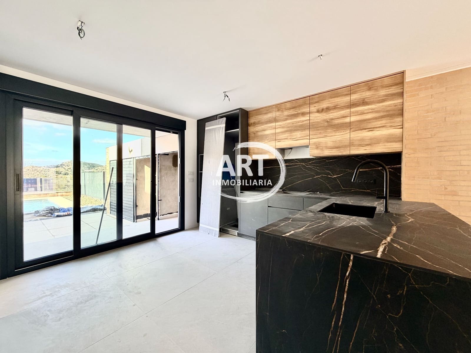 4 soverom Kjedet enebolig til salgs i Benisano med svømmebasseng garasje - € 412 154 (Ref: 9558451)